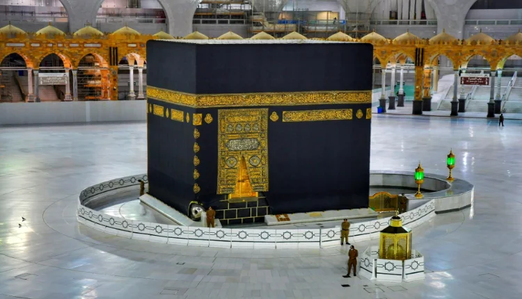 رفع ستار الكعبة المشرفة استعدادا لموسم الحج