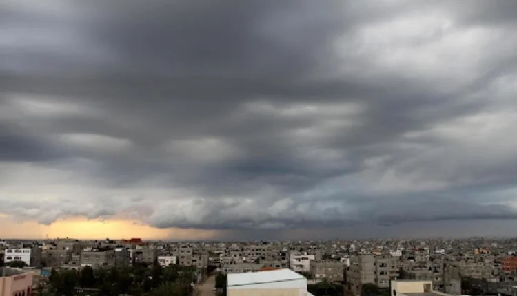 طقس المغرب غدا الجمعة.. أمطار وأجواء غائمة في هذه المناطق