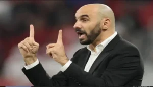 وليد الركراكي يُتابع لاعبا جديدا استعدادا للانضمامه للمنتخب المغربي