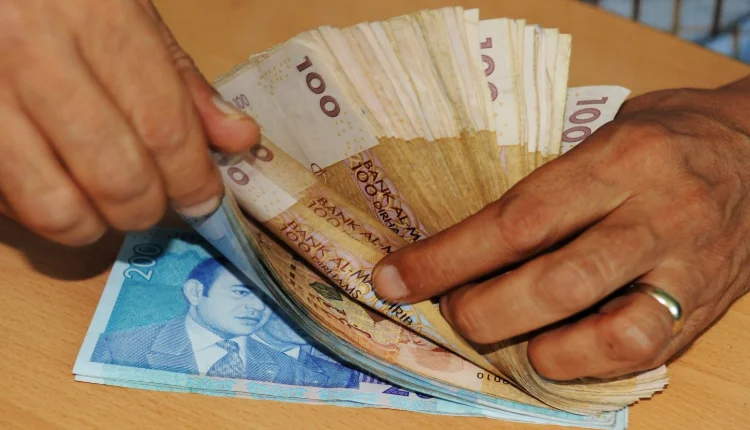 هام للموظفين.. الكشف عن سبب تأخر الزيادات في الرواتب