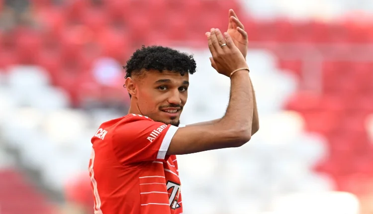 لاعب يقف بين نصير مزراوي ومانشستر يونايتد