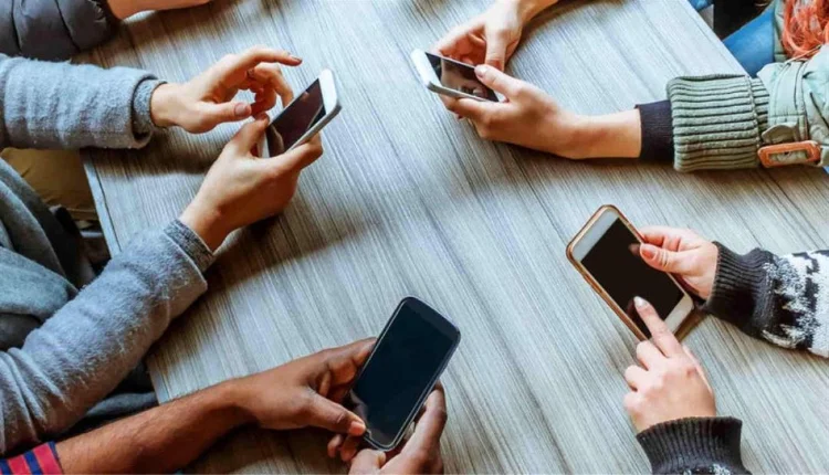 دول أوربية تمنع استعمال الهواتف في المدارس والقرار يتسع إلى دول أخرى
