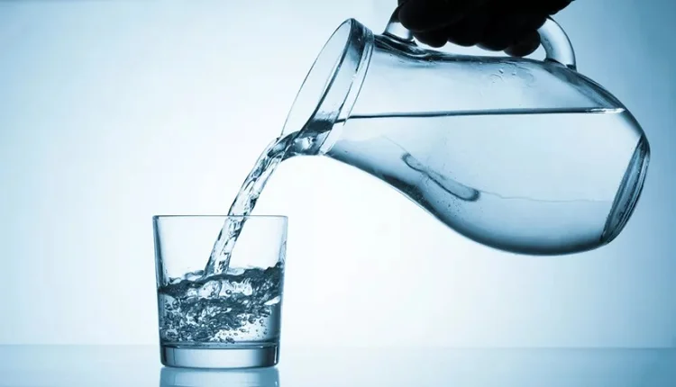 فوائد شرب الماء على معدة فارغة في الصباح: هدية صحية لا تقدر بثمن