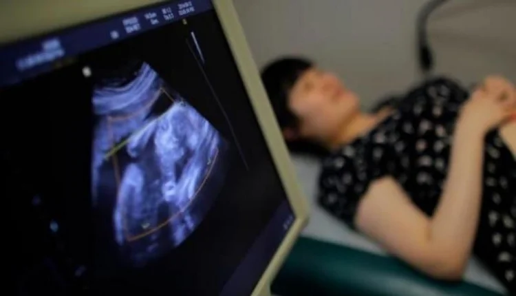 مختبر مغربي يجري عملية تجميد أنسجة المبيض