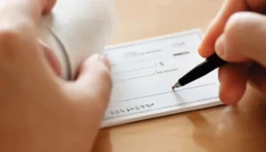 منع 700 ألف شخص من الشيكات