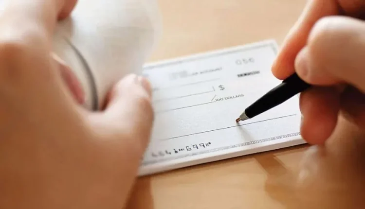 منع 700 ألف شخص من الشيكات