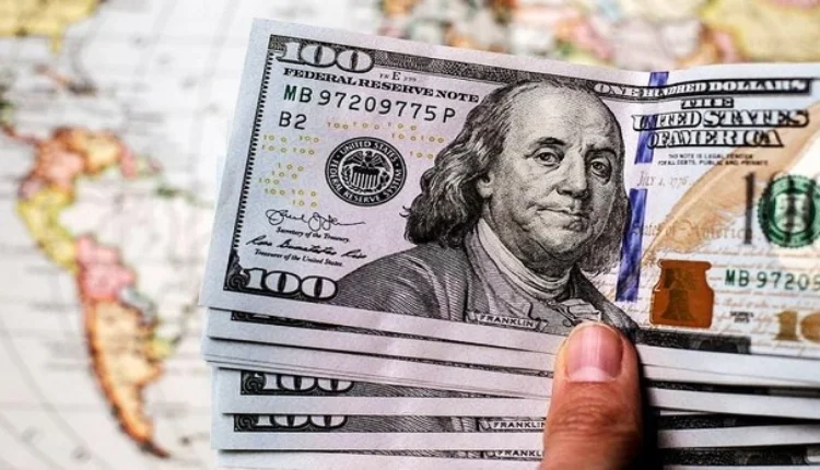 الدولار يتجه لتسجيل أكبر مكسب أسبوعي منذ أبريل