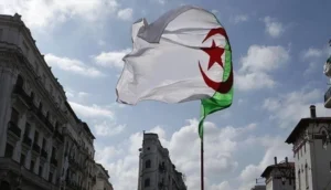 فقط في الجزائر.. السلطات تثقب منازل المواطنين وتفرض تمرير الكهرباء عبرها (فيديو)