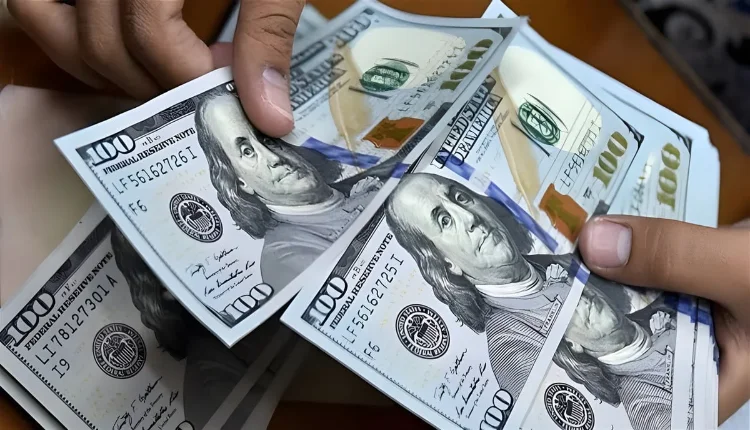 الدولار قرب أعلى مستوى في ثلاثة أشهر