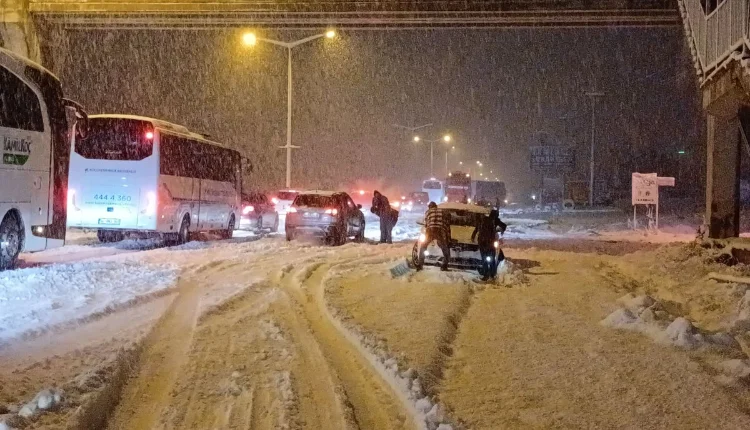 دولة تعلن تعليق الدراسة بسبب العواصف الثلجية