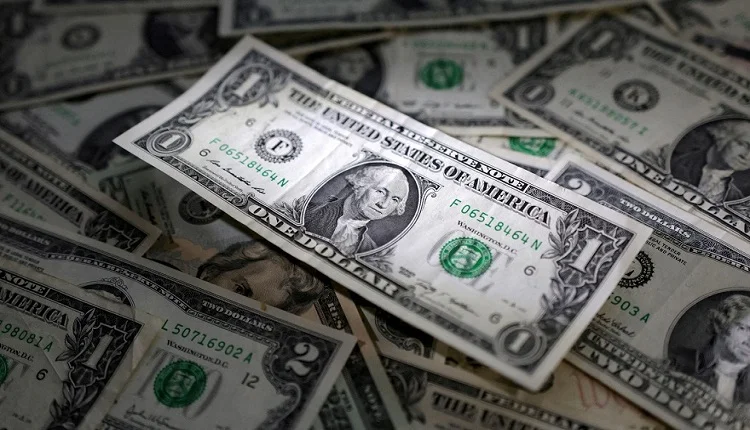 الدولار يتراجع وسط ترقب للانتخابات الرئاسية الأمريكية