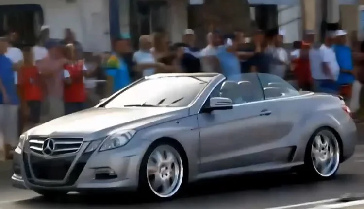 الملك محمد السادس يحظى باستقبال شعبي كبير في الدار البيضاء بعد تعافيه