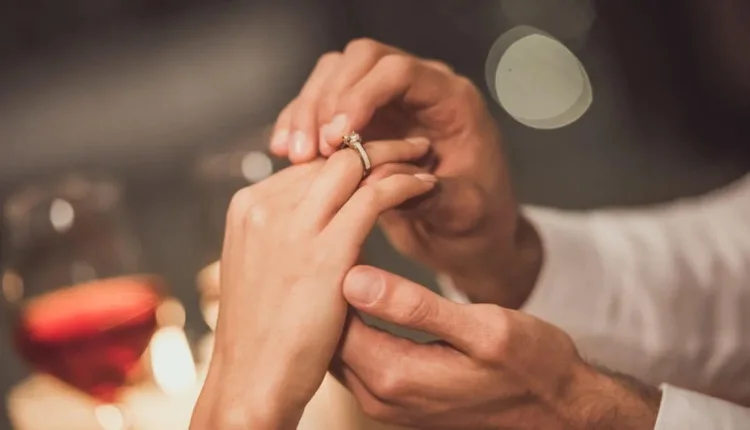 توثيق الخطبة أشعل موجة استفهام لدى العزاب