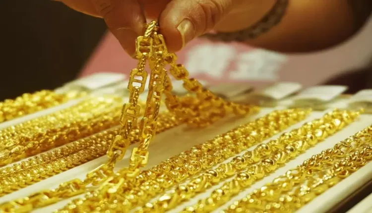 أسعار الذهب تتراجع عاليما
