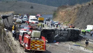 المكسيك.. مصرع 11 شخصا وإصابة 22 آخرين في حادث انقلاب حافلة سياحية