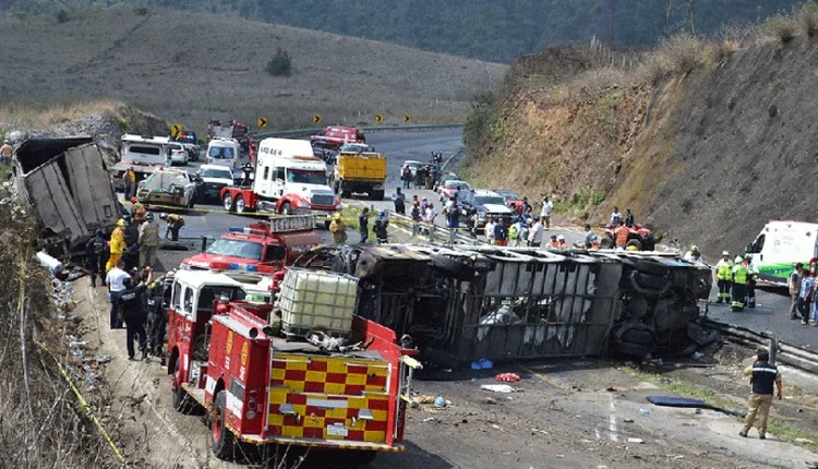 المكسيك.. مصرع 11 شخصا وإصابة 22 آخرين في حادث انقلاب حافلة سياحية