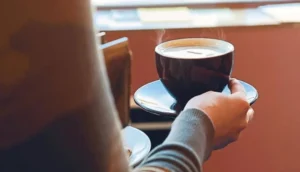 قهوتك الصباحية قد تبطل مفعول دوائك.. احذر