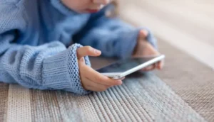 الإفراط في النظر لشاشة الهاتف المحمول يؤثر على مهارات التعلم لدى الأطفال
