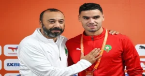 طارق السكتيوي رفقة لاعب من المنتخب المغربي