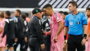 إيقاف الأوروغواياني لويس سواريز 6 مباريات بسبب مشاجرة 13 لويس سواريز