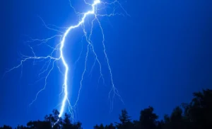 لماذا نرى البرق قبل سماع الرعد؟