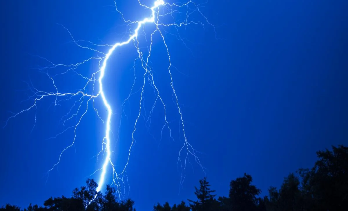 لماذا نرى البرق قبل سماع الرعد؟