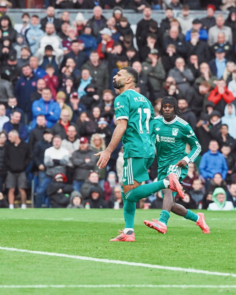 ليفربول يعود إلى صدارة الدوري الإنجليزي بعد فوز قاتل على بيرنلي 3 G00NSaAXEAAMdlE