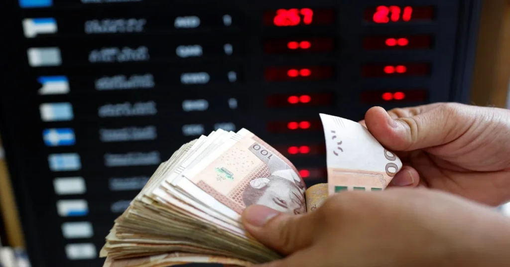 تراجع الدرهم أمام الدولار والأورو