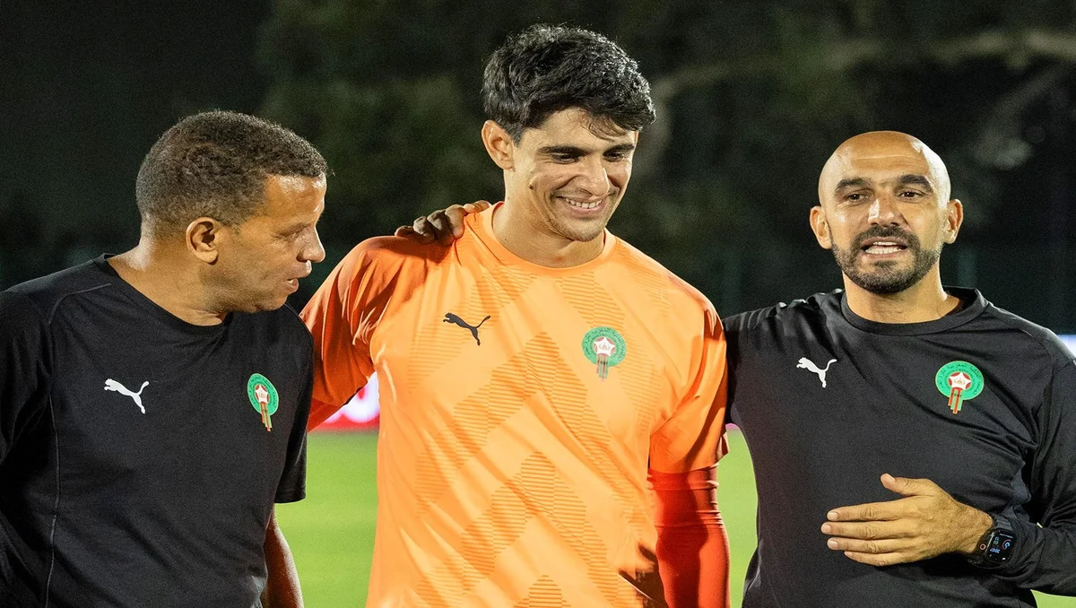 وليد الركراكي رفقة مساعده وحارس المنتخب المغربي -المصدر حساب الجامعة على منصة x)