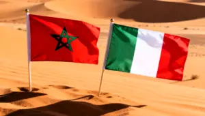 علم المغرب وإيطاليا وسط الصحراء