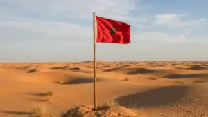 علم المغرب وسط الصحراء المغربية