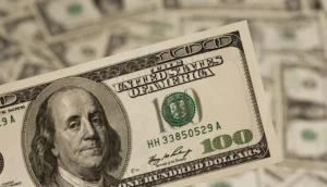 الدولار يرتفع إلى أعلى مستوى في شهرين
