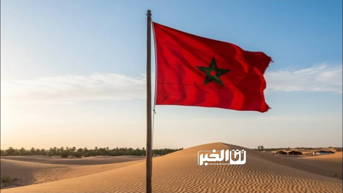 علم المغرب وسط الصحراء المغربية