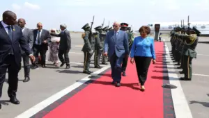 زعيم البوليسارو لحظة وصوله لأنغولا