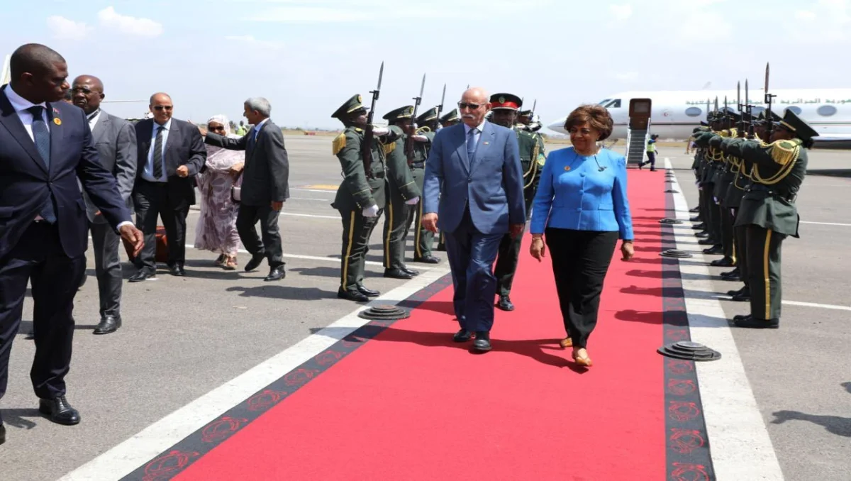 زعيم البوليسارو لحظة وصوله لأنغولا