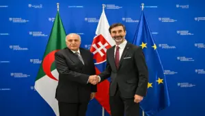 وزير خارجية الجزائر رفقة وزير سلوفاكيا