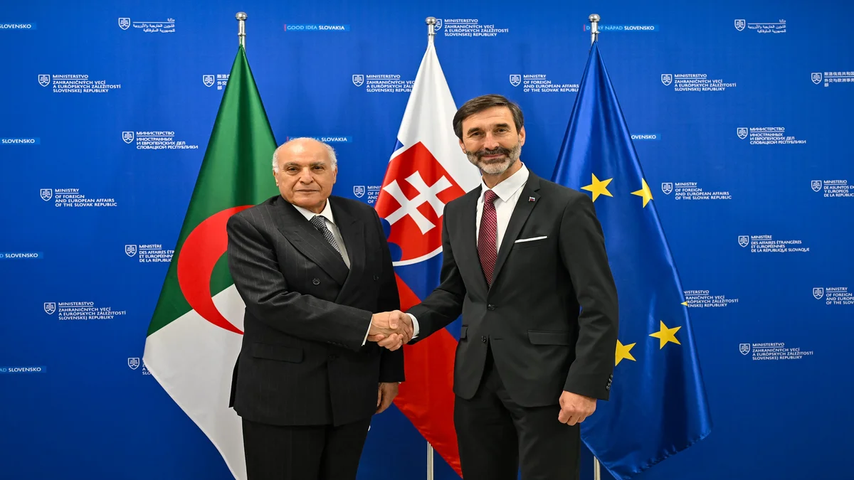 وزير خارجية الجزائر رفقة وزير سلوفاكيا