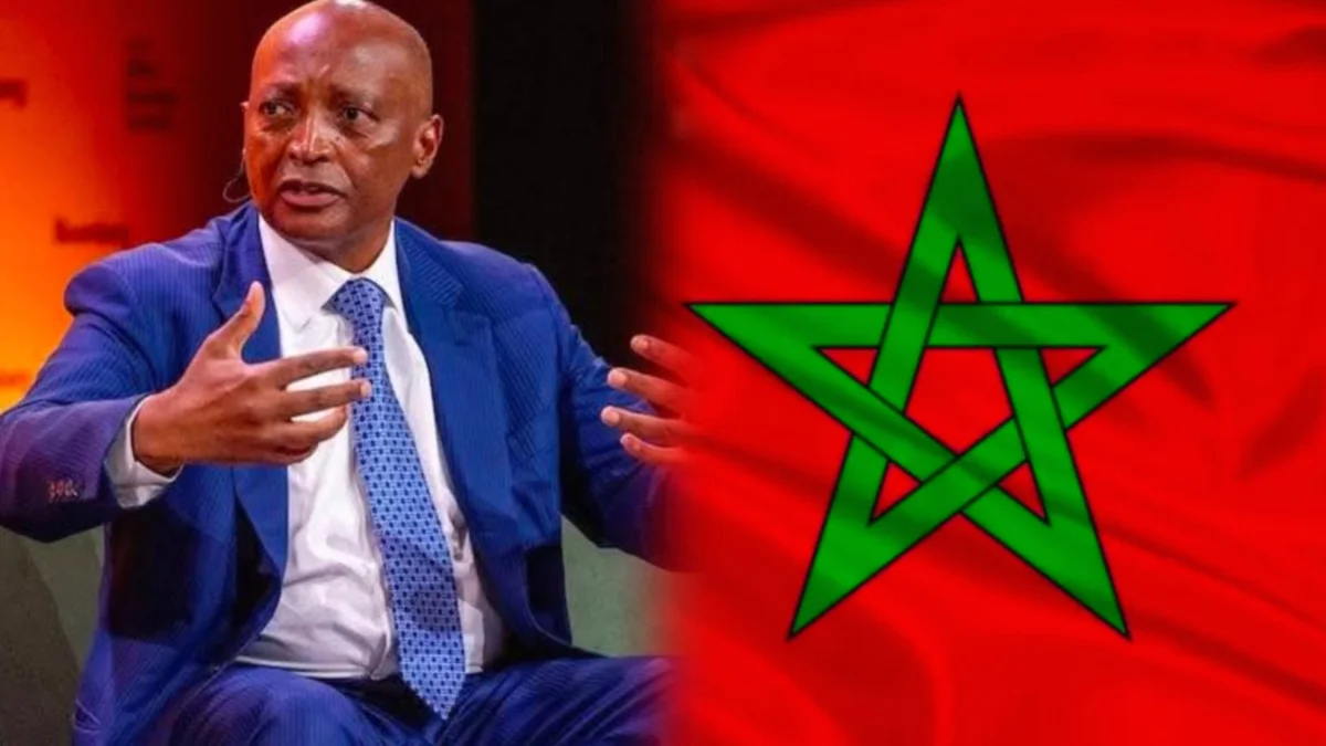 رئيس الكاف وعلم المغرب