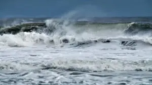 أمواج عالية تهدد السواحل المغربية