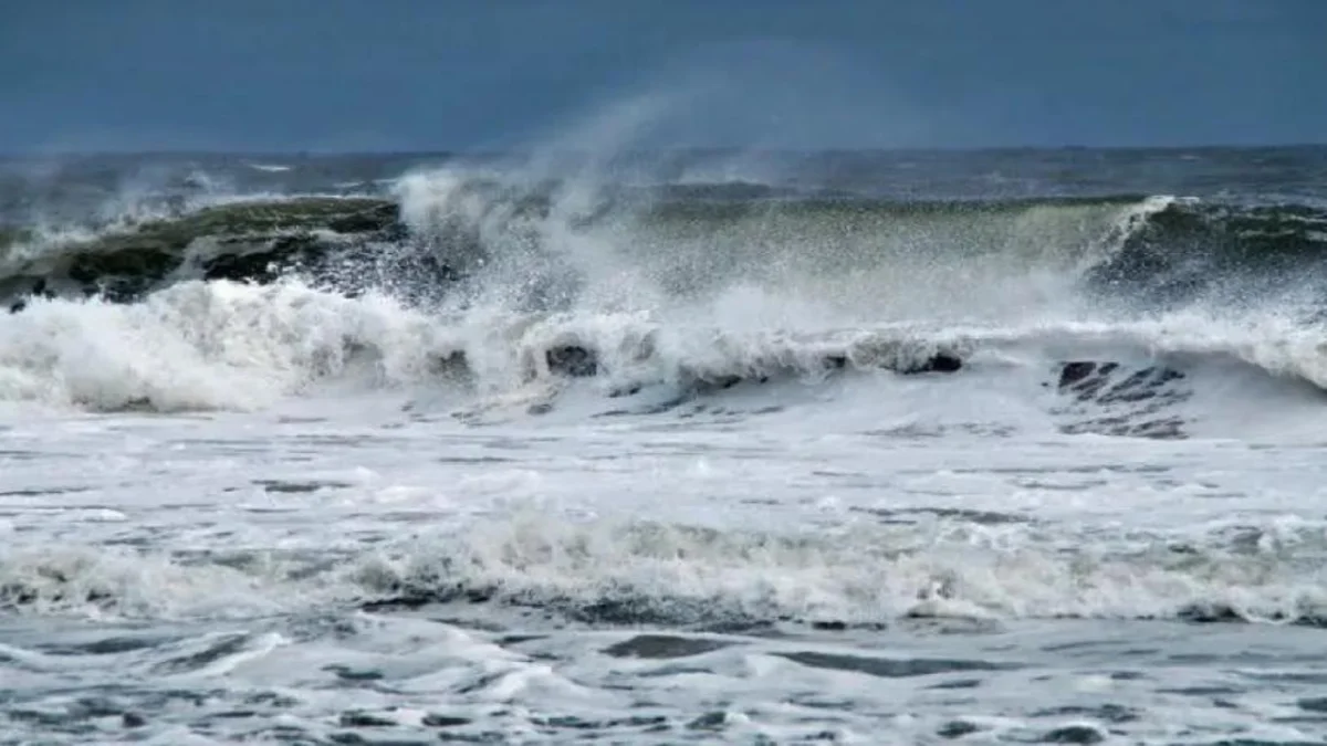 أمواج عالية تهدد السواحل المغربية