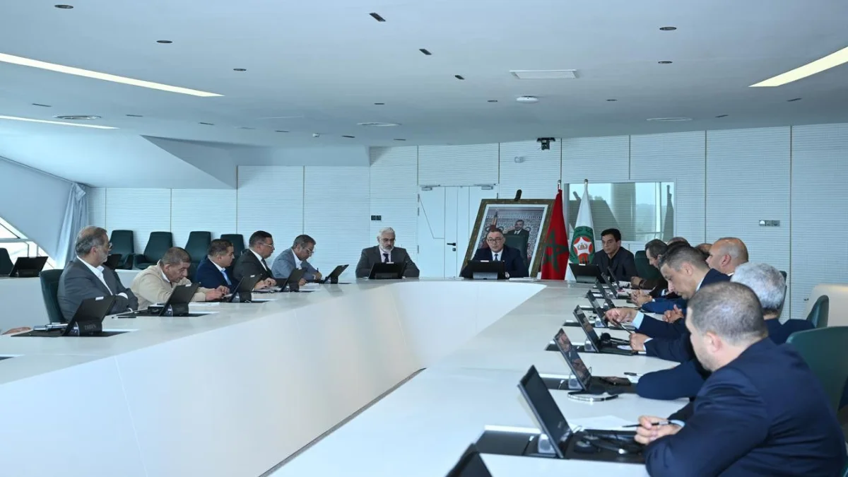 من اجتماع الجامعة الملكية