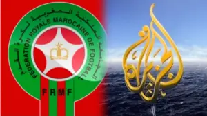 شعار قناة الجزيرة بجانب شعار الجامعة الملكية