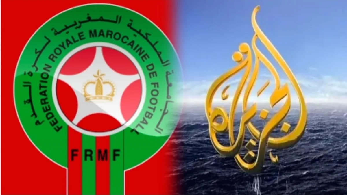 شعار قناة الجزيرة بجانب شعار الجامعة الملكية