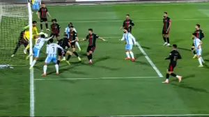 من مباراة الجيش الملكي ونادي بيراميدز المصري