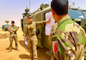 صورة تعبيرية تمثل منظومة الدفاع الجوي المغربية SHOARD على مدرعات شيربا في بيئة صحراوية (توليد ذكاء اصطناعي)