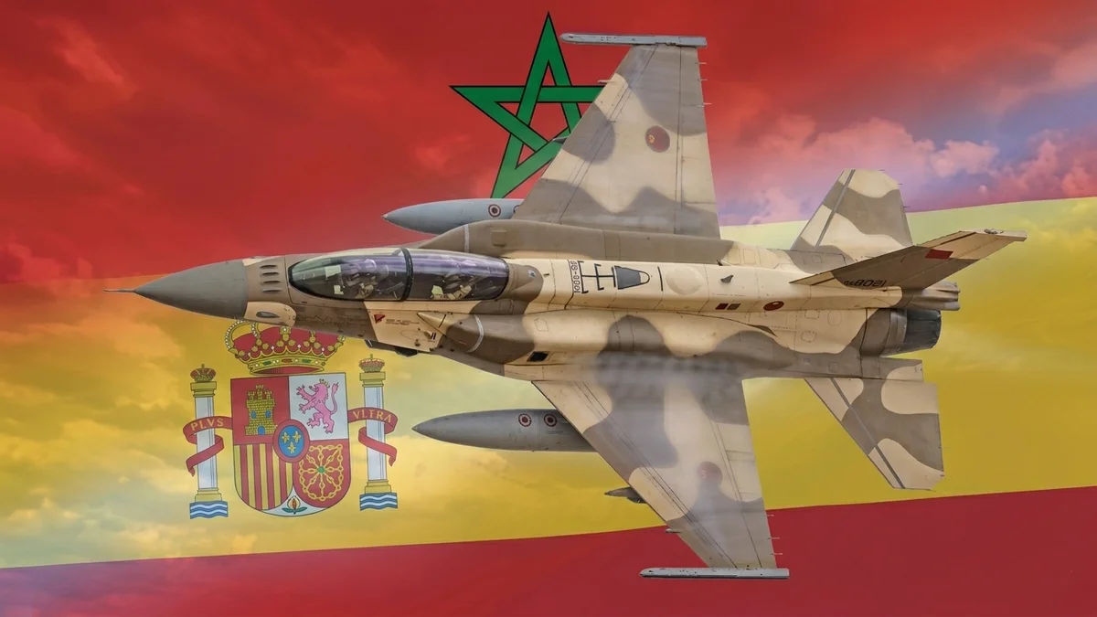 طائرة مقاتلة إف-16 مغربية بتمويه صحراوي فوق علمي المغرب وإسبانيا، تجسد ميزان القوى والتفوق العسكري المغربي.