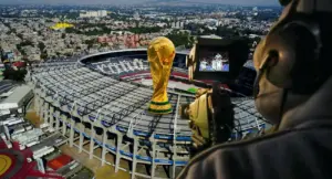 ملعب من ملاعب مونديال 2026 مع مجسم كاس العالم