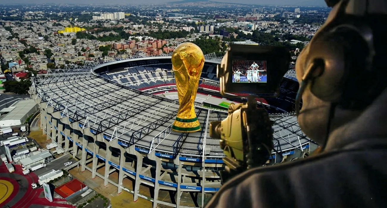 ملعب من ملاعب مونديال 2026 مع مجسم كاس العالم