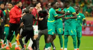 مشادات بين لاعبي المنتخب المغربي ومنتخب إفريقي خلال مباراة سابقة، تُستخدم كصورة تعبيرية لمقال يحلل القوانين المنظمة لكأس إفريقيا 2025 وما تجاهله الإعلام