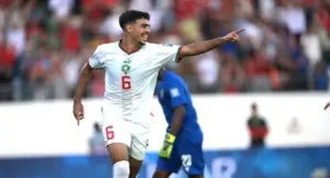 لمدافع شادي رياض بقميص المنتخب المغربي، يُستخدم لتوضيح تقرير حول موجة الإصابات التي تضرب صفوف أسود الأطلس قبل انطلاق كأس العالم 2026.